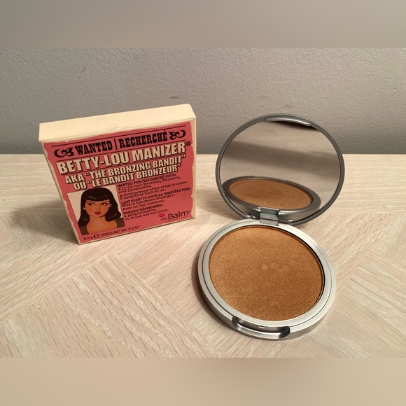 The Balm Betty-Lou Manizer Bronzer Highlighter Compact New in Box .3 oz Gorgeous - Picture 1 of 6